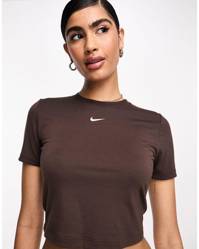 Nike T-shirt crop top ajusté à petit logo virgule - marron baroque