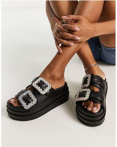 Public Desire – lozzy – verzierte sandalen aus em pu mit flacher plateausohle - Schwarz