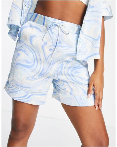 Pieces – exclusive – satin-shorts mit hohem bund und em marmormuster, kombiteil - Blau