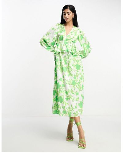 In The Style Exclusivité - robe mi-longue à imprimé fleuri avec taille volantée et col v - vert