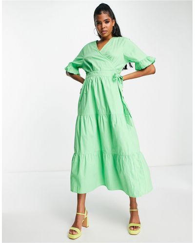 In The Style Vestido midi escalonado con detalle cruzado exclusivo de - Verde