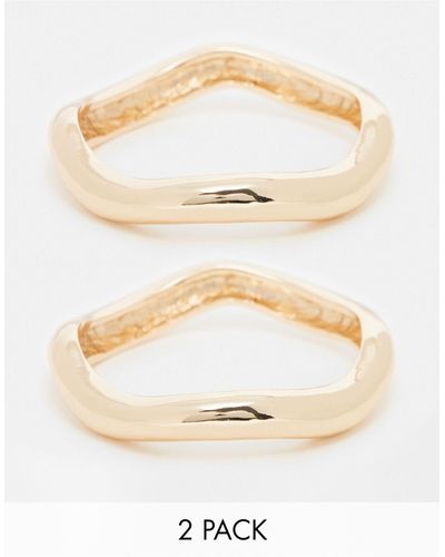 ASOS Confezione da 2 bracciali rigidi dorati con design ondulato - Bianco