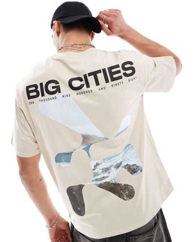 Bershka T-shirt beige con stampa di città sul retro - Grigio