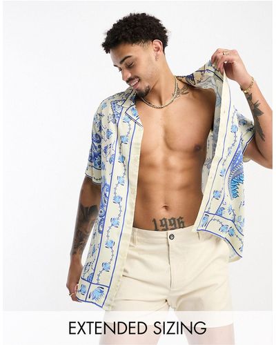 ASOS Chemise décontractée en satin avec col à revers - imprimé fleurs et bordures - Blanc