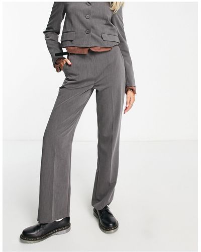 Collusion Pantalon d'ensemble droit avec ceinture en imitation cuir amovible - Gris