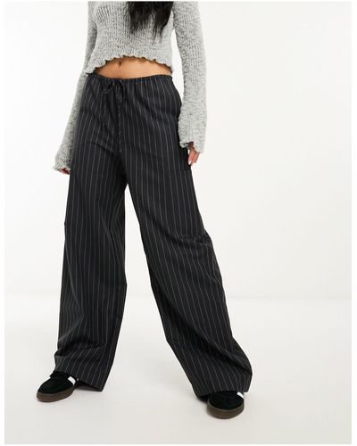 Weekday Adisa - pantalon cargo large - à fines rayures - Noir