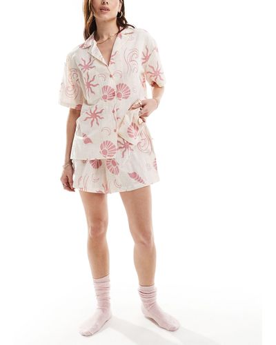 Loungeable Ensemble en coton avec chemise oversize et short à imprimé rétro - ivoire - Rose