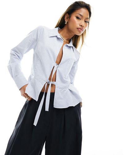 ASOS Chemise ajustée rayée avec boucles - Blanc