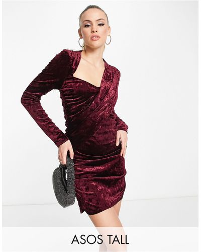 ASOS Asos design tall - robe courte froncée en velours à col bénitier - lie-de-vin - Rouge