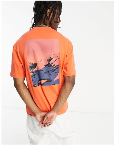 The North Face Camiseta extragrande con estampado gráfico trasero - Naranja
