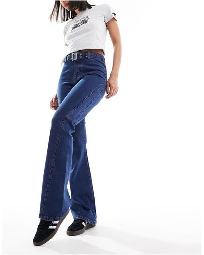 Urban Bliss Jeans bootleg a vita bassa lavaggio medio con fibbia - Blu