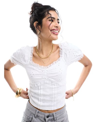 ASOS Top en broderie anglaise à col v et manches bouffantes avec bordure en dentelle - Blanc