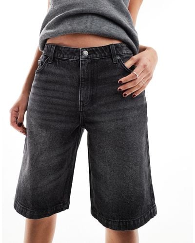 Bershka Pantaloncini di jeans larghi taglio lungo lavaggio acido - Nero