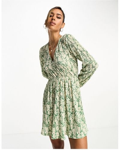 Mango Gerimpelde Mini-jurk Met V-hals En Bloemen - Groen