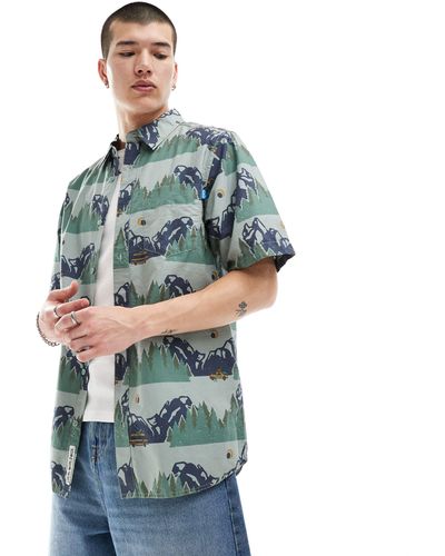Kavu – kurzärmliges hemd mit mehrfarbigem bergaufdruck - Grün