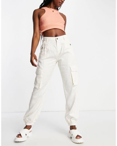 Miss Selfridge Pantalones cargo color holgados con bajos elásticos - Blanco