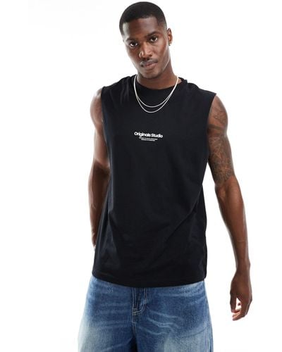 Jack & Jones Camiseta negra extragrande sin mangas con logo en el pecho - Negro