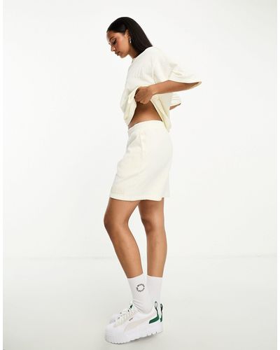 ASOS Pantalones cortos color crema extragrandes con diseño lavado - Blanco
