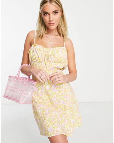 New Look – geblümtes minikleid mit geraffter brustpartie und riemchenträgern - Gelb