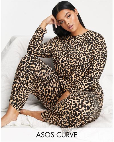 ASOS Asos design curve - pyjama en viscose avec top manches longues et pantalon large à imprimé léopard - Marron