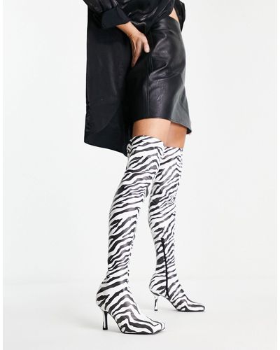 ASOS – kindred – overknee-stiefel mit zebramuster, absatz und eckiger zehenpartie - Weiß