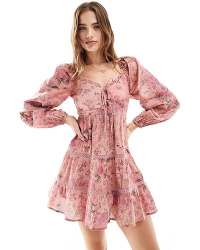 Miss Selfridge Robe courte à volants style western en coton à fleurs style patchwork et empiècement en dentelle - Rose