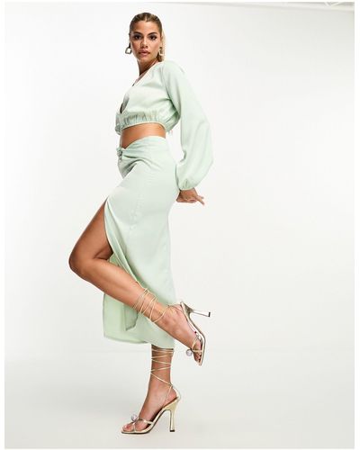 In The Style Falda midi verde pálido con detalle anudado fruncido - Blanco