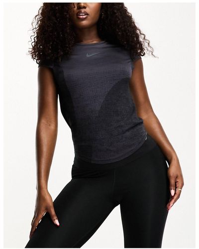 Nike Run division - t-shirt en tissu dri-fit à manches courtes et motif - Noir