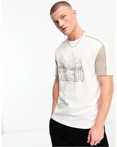 ASOS Camiseta holgada con mangas raglán, diseño color block y estampado en la parte delantera - Blanco