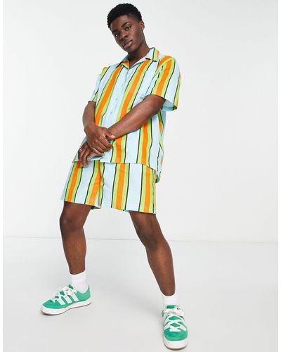 Collusion Pantalones cortos playeros es a rayas - Multicolor