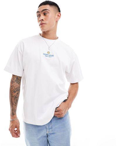 Cotton On T-shirt vestibilità comoda squadrata con stampa happy hour con sole - Bianco