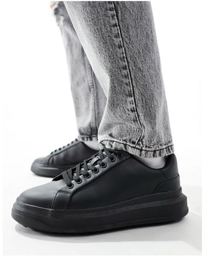Bershka Sneakers nere con suola spessa e linguetta sul tallone a contrasto - Grigio