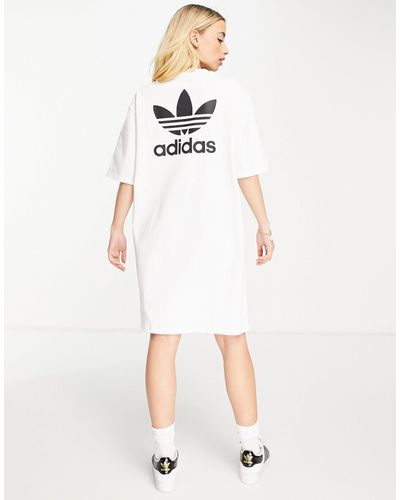 adidas Originals Vestido estilo camiseta con estampado en la espalda adicolour - Blanco