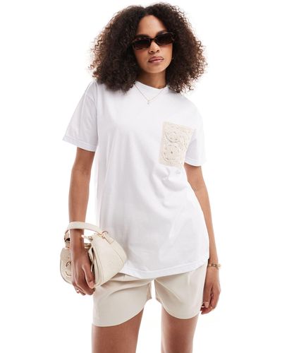 In The Style X perrie sian - t-shirt bianca con dettaglio con tasca all'uncinetto - Bianco