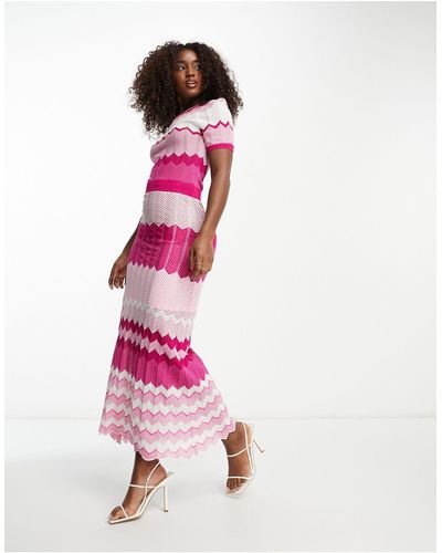 Morgan – midi-strickkleid mit kontrastierendem winkelstreifenmuster - Pink