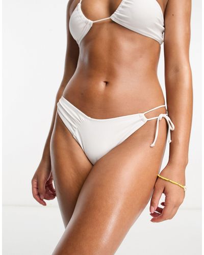 Miss Selfridge Slip bikini bianchi con allacciatura laterale e davanti a v - Marrone