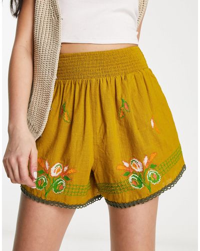 Reclaimed (vintage) Pantalones cortos lavado con bordados - Amarillo
