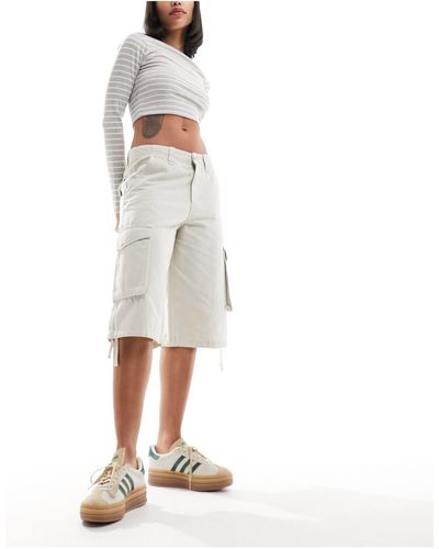 Bershka Pantaloncini cargo taglio lungo color sabbia slavato - Bianco