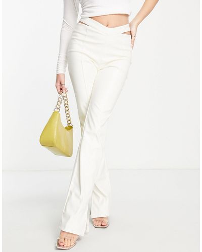 The Couture Club Pantalon en similicuir avec découpes à la taille - écru - Blanc