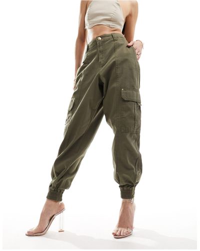 River Island Pantalones s cargo con cinturón y bajos ajustados - Verde