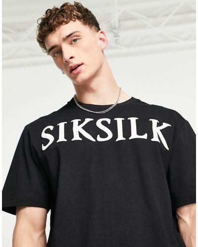 SIKSILK Camiseta negra extragrande con logo estampado en el pecho - Negro