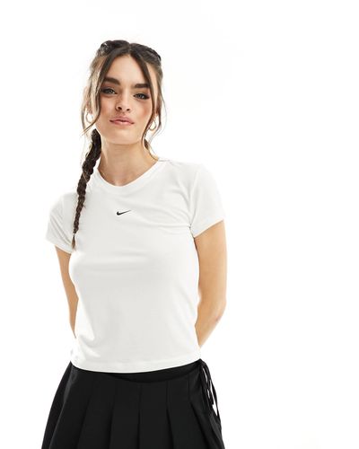 Nike – figurbetontes, knapp geschnittenes t-shirt - Weiß