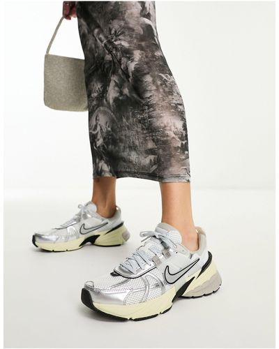 Nike – v2k run – unisex-sneaker - Grau