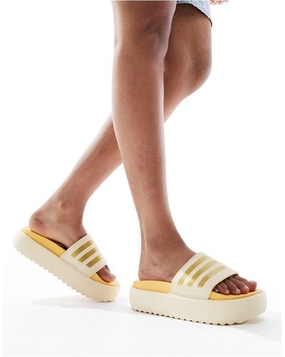adidas Originals Sandalias color arena y doradas con plataforma adilette - Blanco