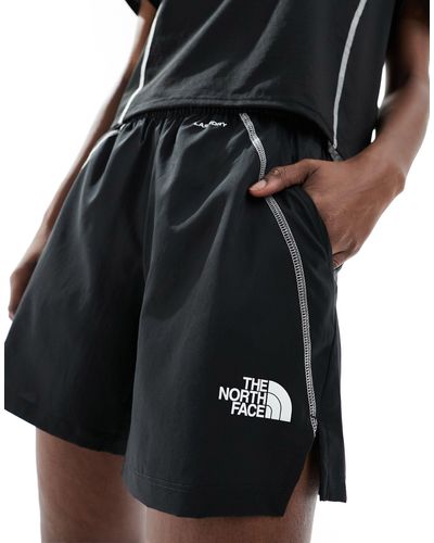 The North Face Training hakuun - pantaloncini neri con cuciture sagomate - Nero