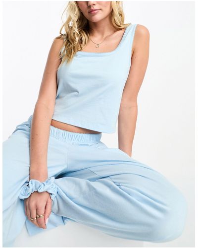 ASOS – mix & match – pyjama-trägertop aus er baumwolle mit eckigem ausschnitt, picot-saum und scrunchie - Blau