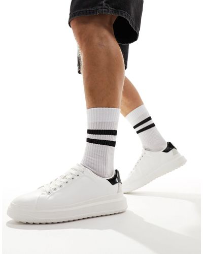 Bershka Chunky sneakers bianche con linguetta sul tallone a contrasto - Bianco