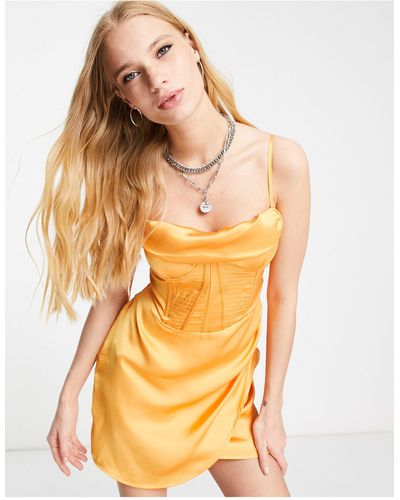 Bershka Robe courte en satin à détail effet corset - clair - Orange