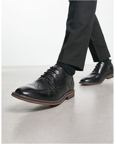 Schuh – raffe – budapester aus schwarzem leder