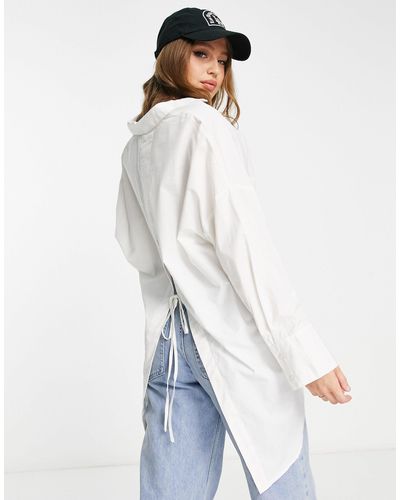 Vero Moda Aware - camicia lunga bianca allacciata sul retro e aperta - Bianco